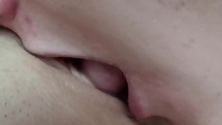 Eating pussy my gf to orgasm.